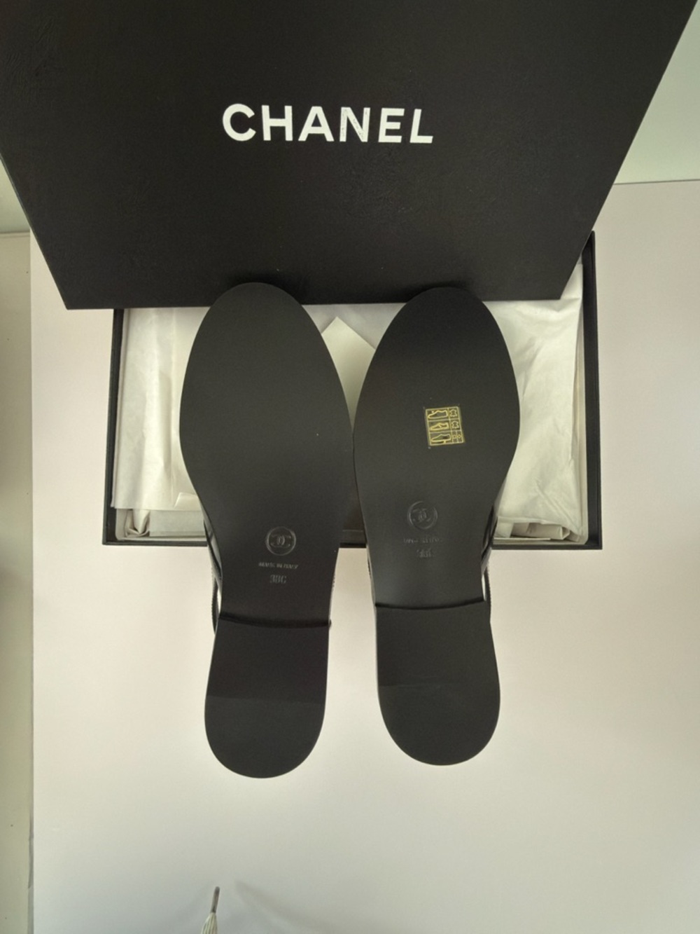 CHANEL Black Patent Leather Slingback Clogs with Gold CC Accent - Picture 3 of 4